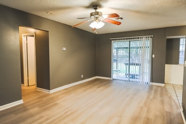 Building Photo - 209 Royal Dr