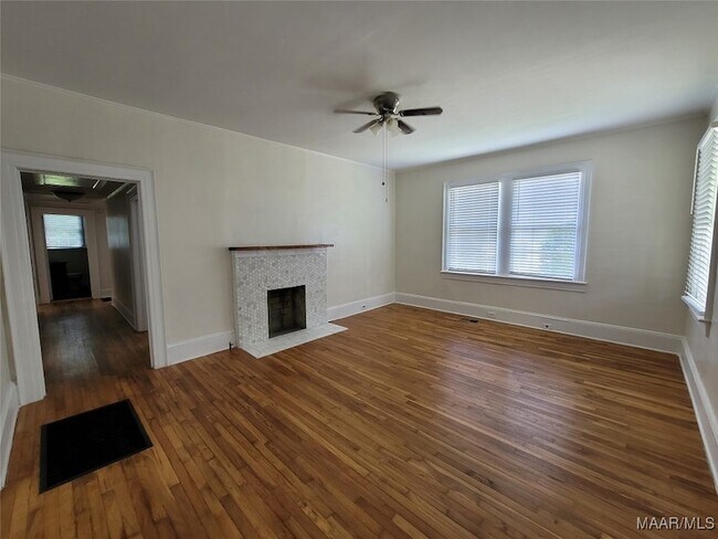 Foto del edificio - 215 N Lewis St