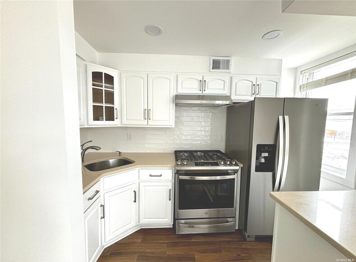 302 Main St Unit A, Huntington, NY 11743 Room for Rent in Huntington