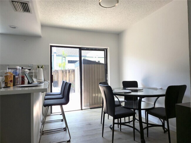 Foto del edificio - 8430 NW 8th St