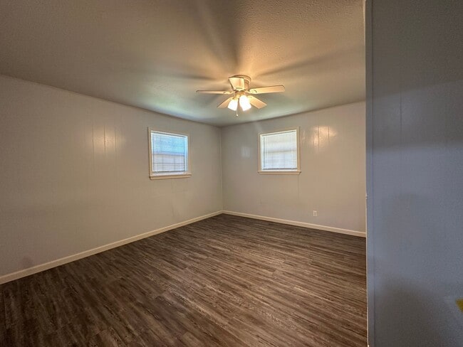 Foto del edificio - Introducing a charming 3-bedroom, 1.5 bath...