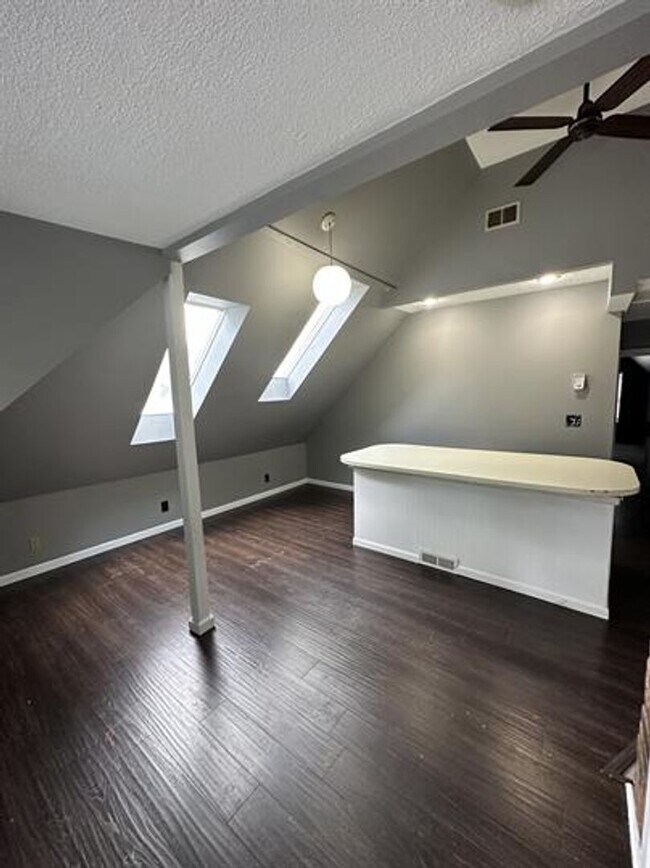 Building Photo - 712 S State St