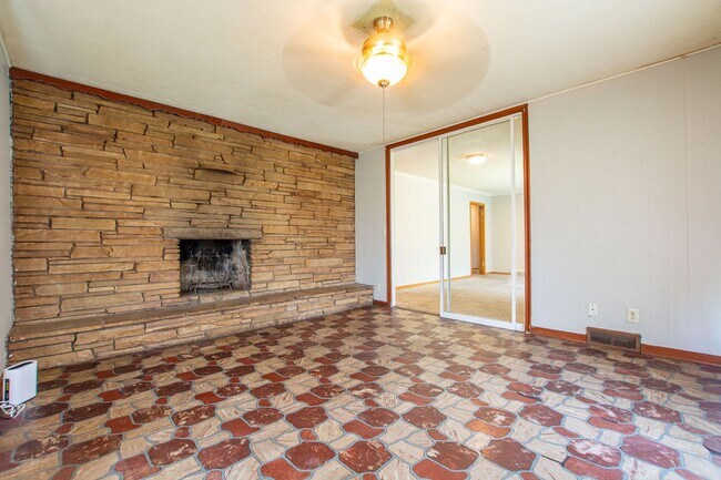 Foto del edificio - Extremely Spacious 2 Bedroom / 1 Bath Home