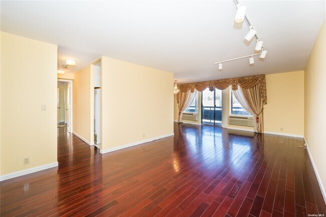 Foto del edificio - 141 Great Neck Rd