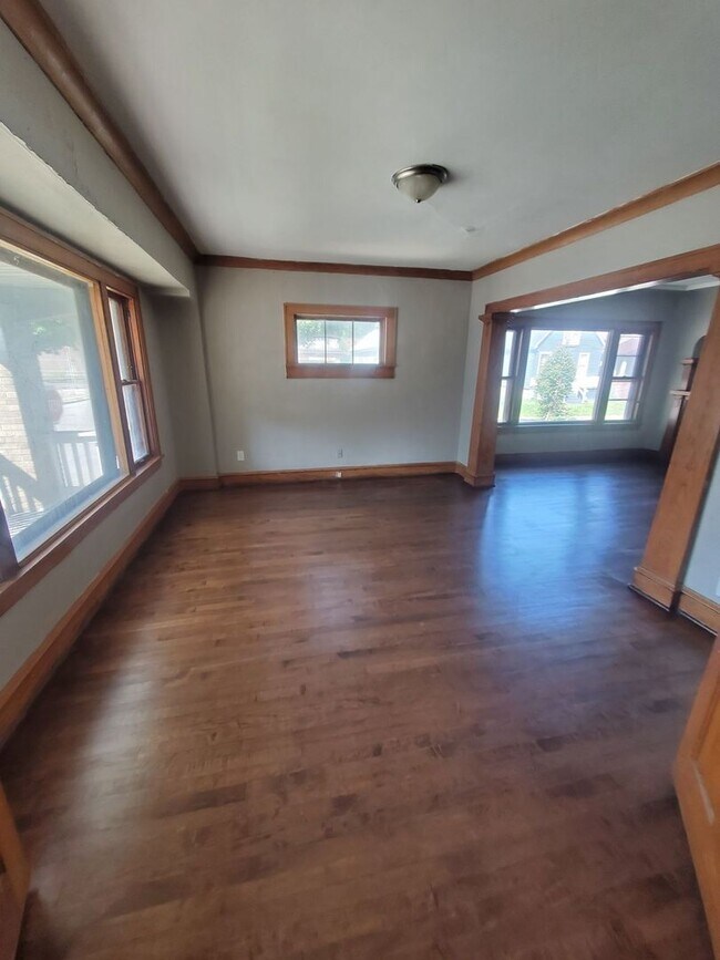 Foto del edificio - 5 Bedroom 2 Bathroom -  Single Family