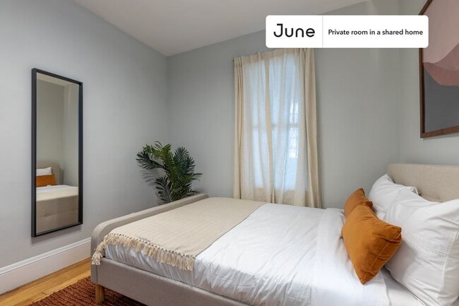 Foto del edificio - Private bedroom in 4 bed/2 bath Home