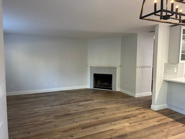 Building Photo - Beautifully Updated 3 Bed/2.5 Bath Townhom...