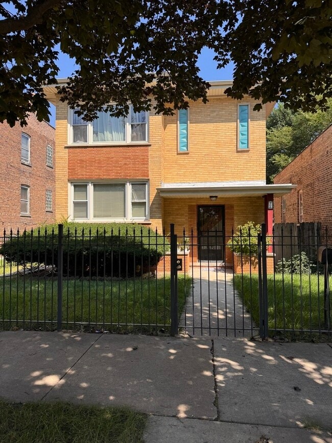 Building Photo - 706 E 106th St