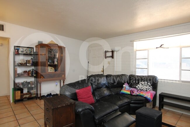 Foto del edificio - 2646 E 1st St