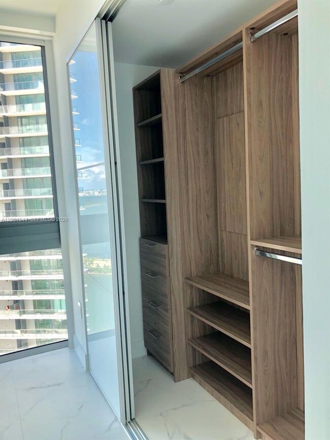 Foto del edificio - 650 NE 32nd St