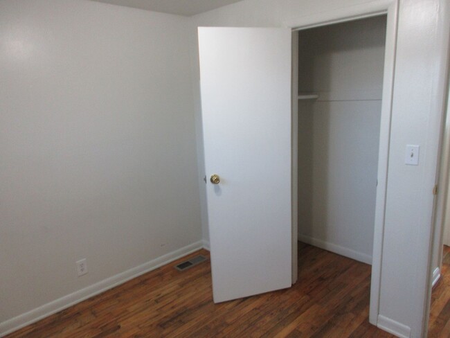 Building Photo - Clean and Comfortable