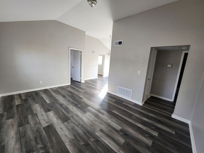 Building Photo - Updated 3 bedroom 1.5 bath home in Valley Station with a garage!