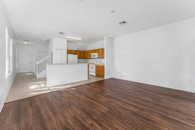 Building Photo - 3-Bedroom, 3-Bath Townhouse in Four Corner...