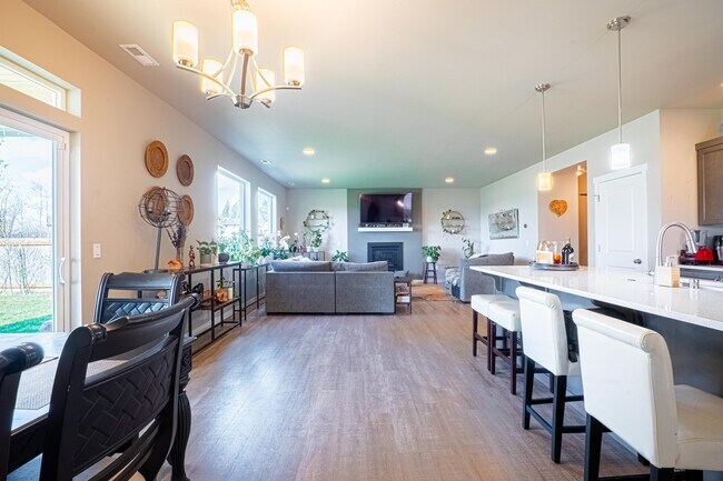 Foto del edificio - 725 Loves Hill Dr