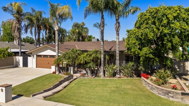 Building Photo - 605 N El Rio Drive - Gorgeous Pool Home!!