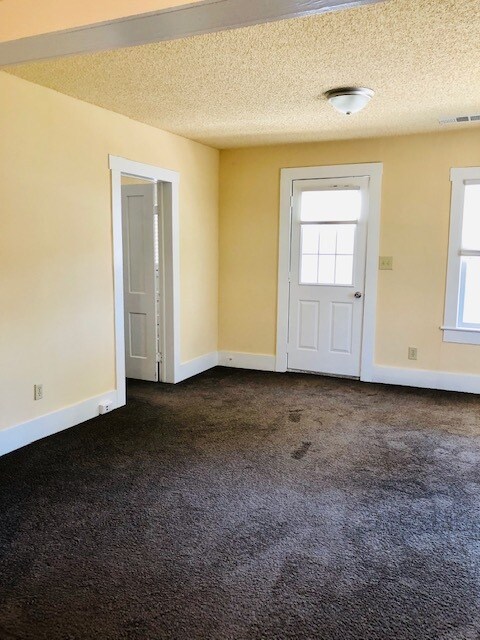 Living Rom - 160 E Meadow St