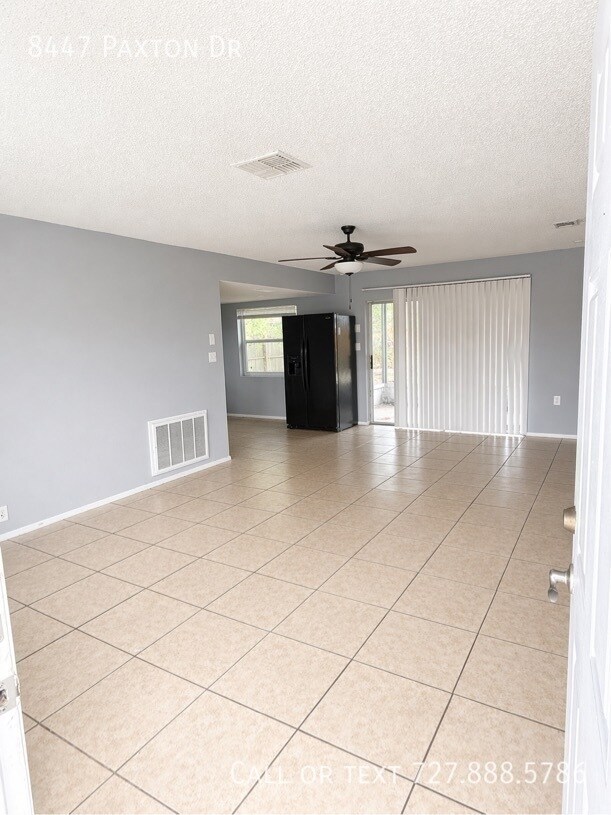 Foto del edificio - 8447 Paxton Dr