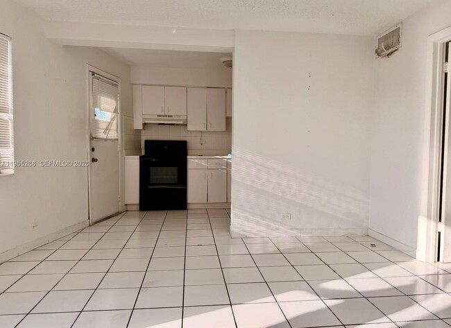 Building Photo - 1610 NW N River Dr