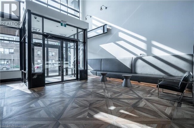 Photo du bâtiment - 101 Locke St S