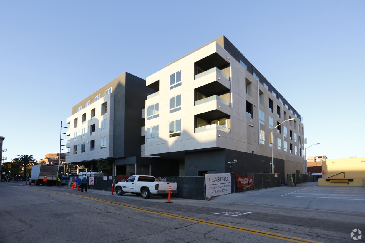 Building - Ace 121 Apartments