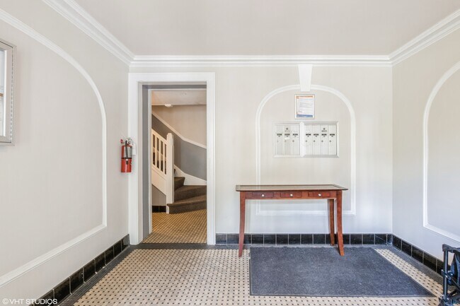 Foto del edificio - 6204 N Claremont Ave