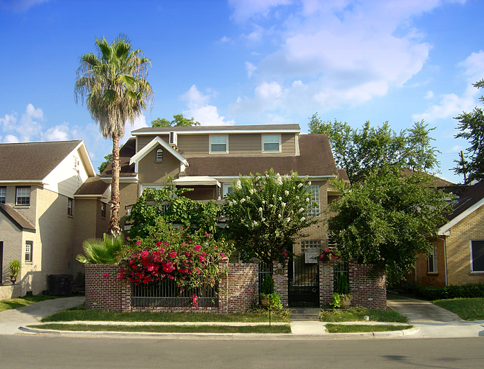 FRONT OF HOUSE - 605 W Clay St