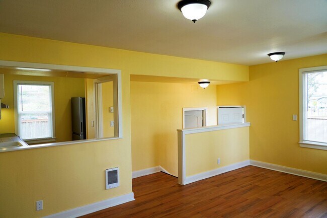 Building Photo - Immaculate, move in ready 2 bedroom 1 bath...