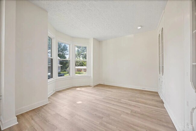 Foto del edificio - 6832 Kenton Ave