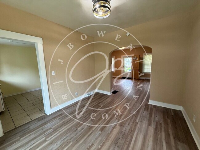 Building Photo - "Charming 3-Bed Home with Spacious Living in South Toledo.