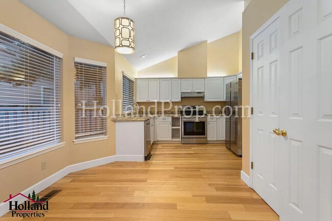 Building Photo - ** SHORT-TERM Lease Option Avail ** Stunni...