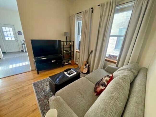 Foto del edificio - Spacious, Renovated Brighton Studio on Che...