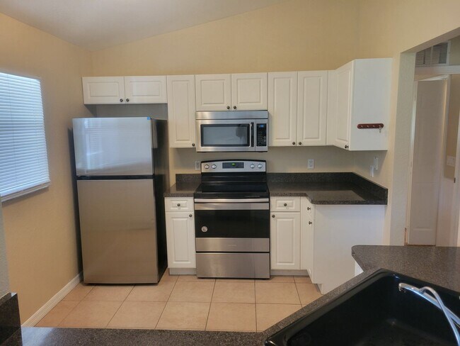 Building Photo - *Annual* Nice & Clean 3 Bed, 2 Bath with P...