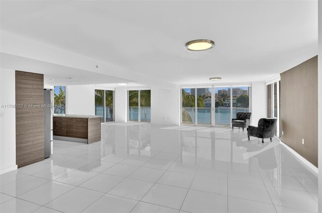 Foto del edificio - 9901 E Bay Harbor Dr