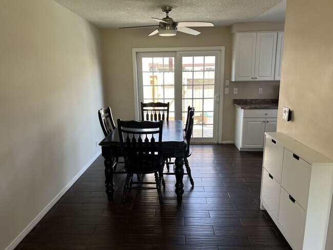 Foto del edificio - Bright & Airy 2-Bedroom End Unit Townhome