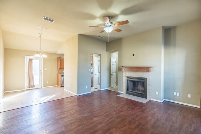 Building Photo - 3/2/2 READY TO RENT!