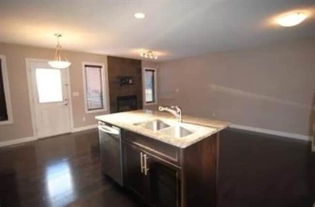 Photo du bâtiment - 5123-168A 168A Ave NW