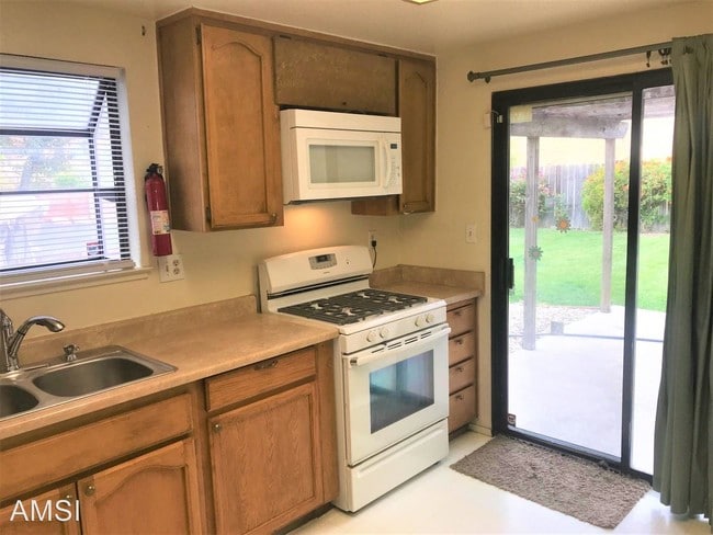 Building Photo - 3 br, 2 bath House - 2525 Carpinteria Drive