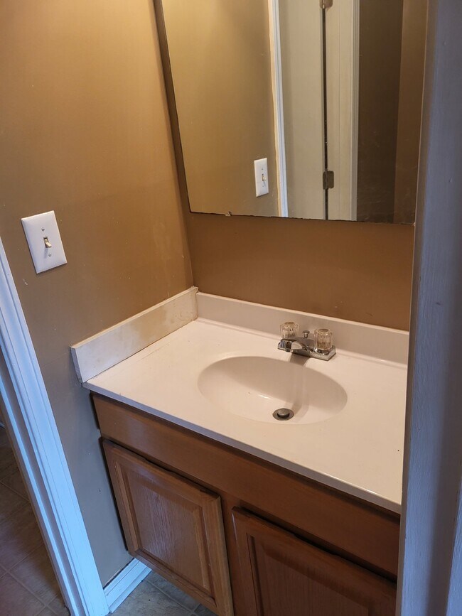 Building Photo - 2 Bedroom 1.5 ba Townhome in Goose Creek