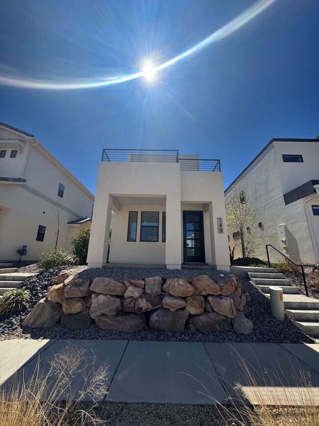 Foto del edificio - Beautiful 3 Bedroom Home In Desert Color!