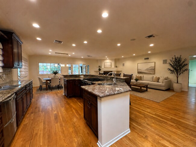 Foto del edificio - Rare Sherman Oaks Lease | 4beds + 3baths + Large Office in a tree lined street with a large yard,...