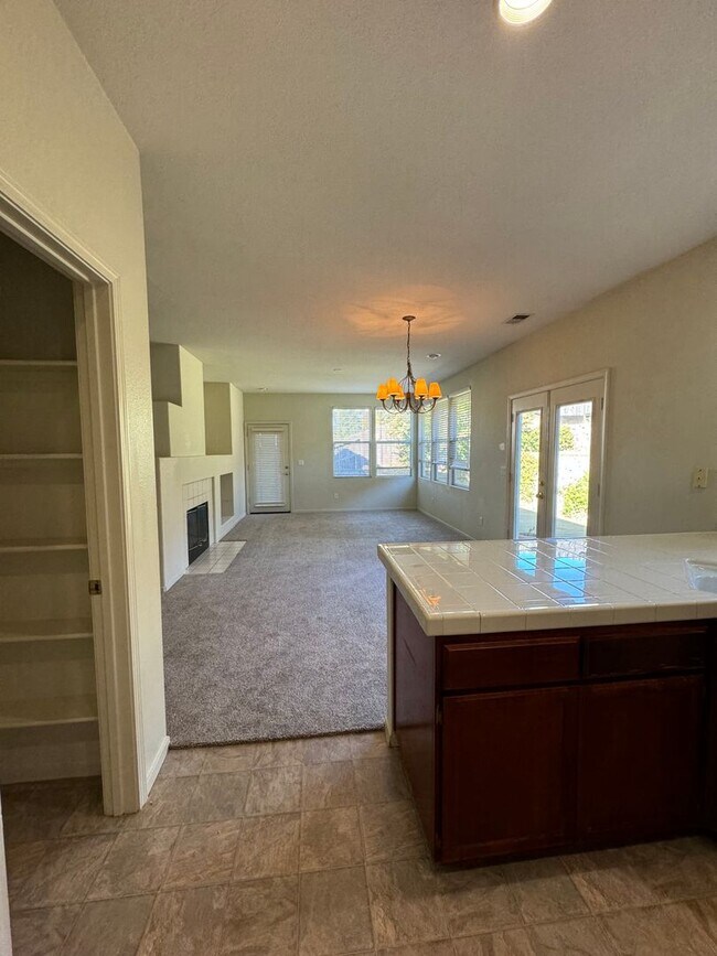 Building Photo - Brand new floors! Gated Community! End of ...
