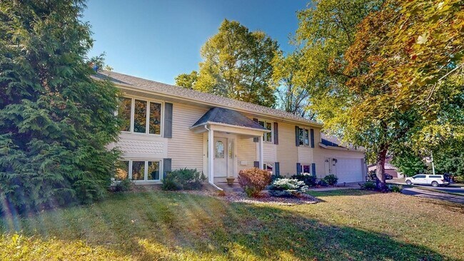 Building Photo - Spacious and Character-filled 5 BR 3 Bath ...