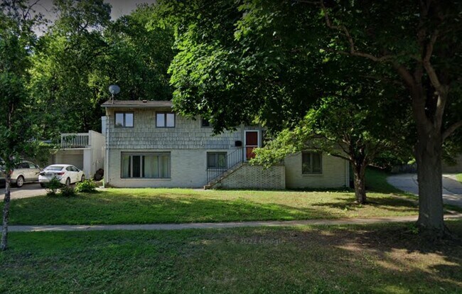 Building Photo - 1015 Kenwood Pky