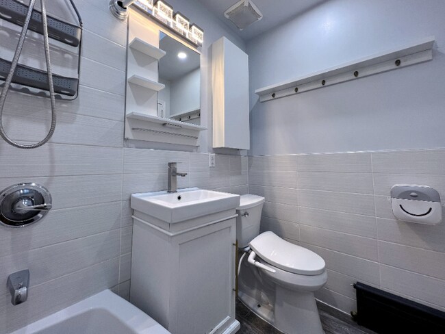 Foto del edificio - 87-66 Little Neck Pkwy