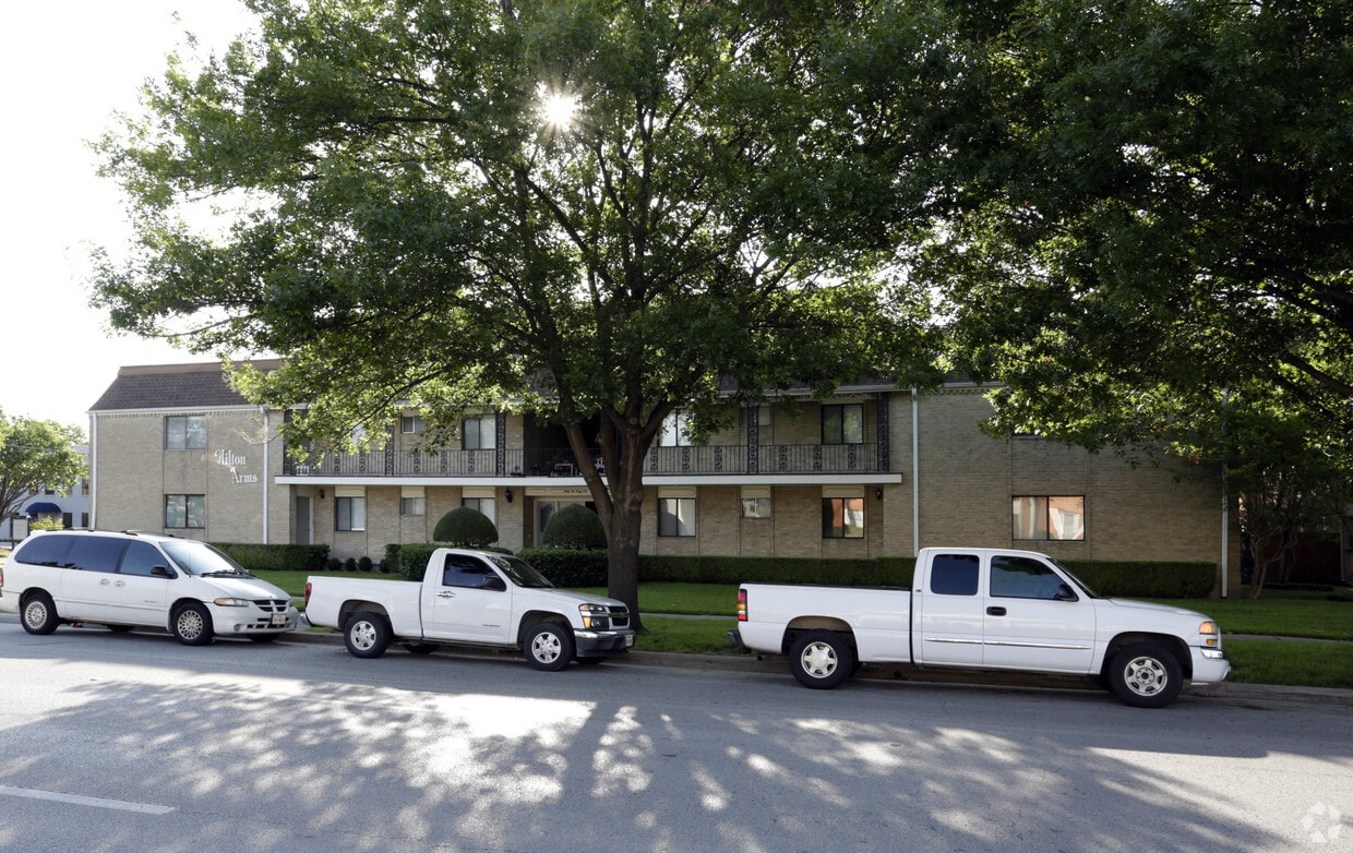 Building Photo - Hilton Arms