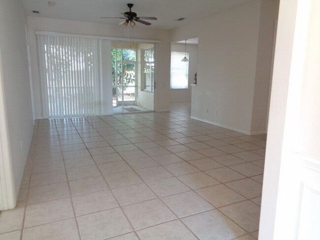 Building Photo - Welcome to your new home in beautiful Venice, Fl!  2 Bedroom 2 Bath w/ Den