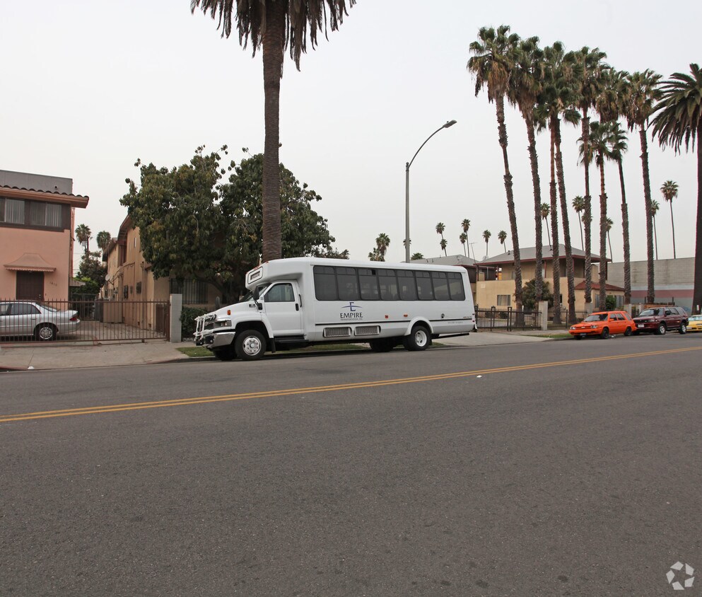 Foto del edificio - 1415-1425 N Hobart Blvd