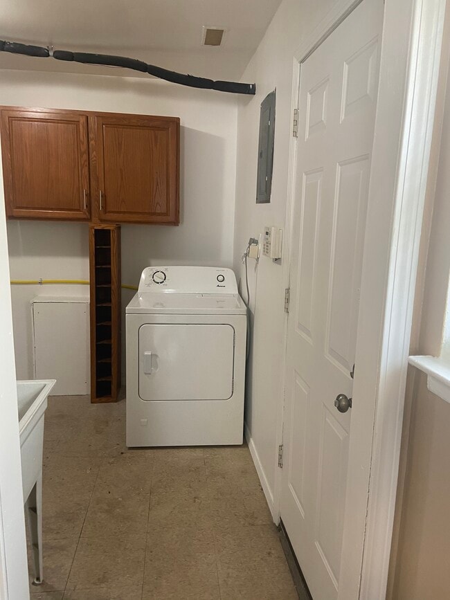 Laundry room - 107 N Roselawn St