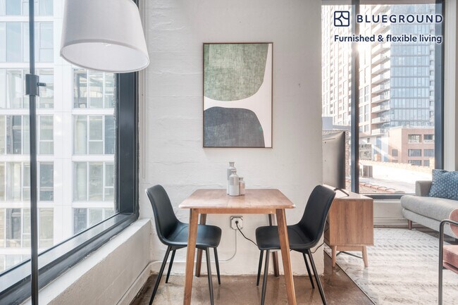 Foto del edificio - 676 North LaSalle Drive-SI FL6-ID900