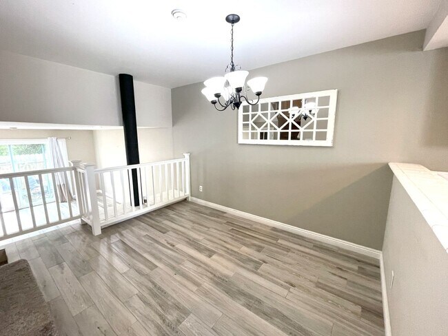 Foto del edificio - Updated 2 bedroom split level townhome